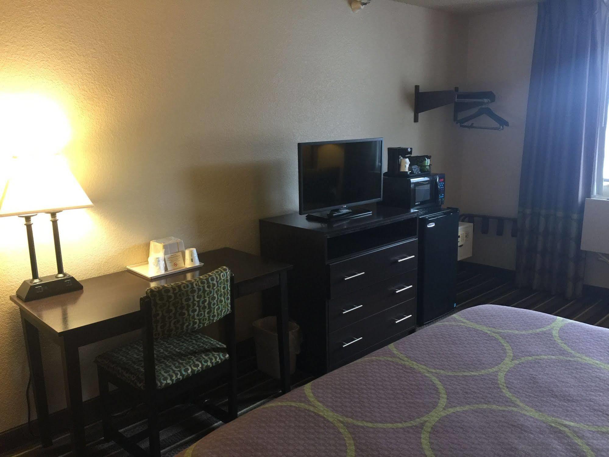 Hotel Super 8 By Wyndham Weston Wv Zewnętrze zdjęcie