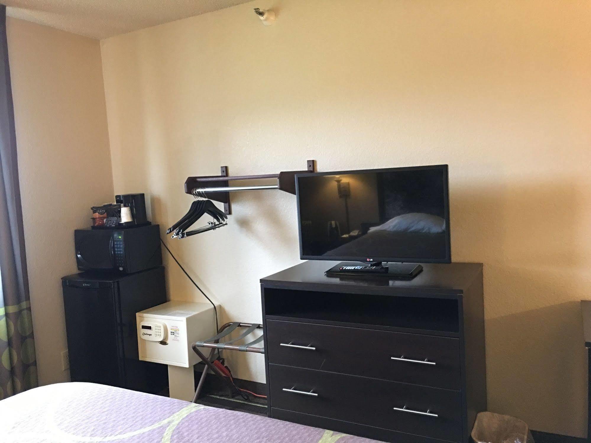 Hotel Super 8 By Wyndham Weston Wv Zewnętrze zdjęcie