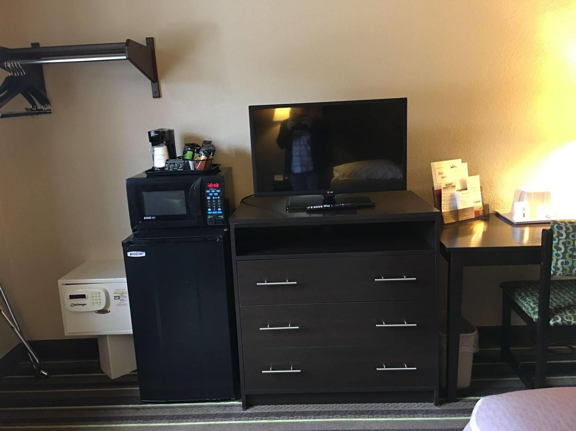 Hotel Super 8 By Wyndham Weston Wv Zewnętrze zdjęcie